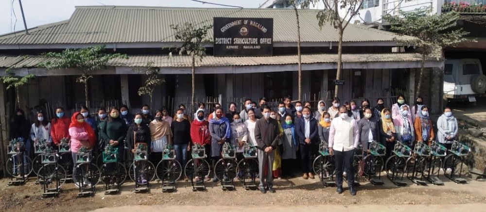 Trainees with officials during the motorised spinning skilled training function cum machines distribution held at District Sericulture Office, Kiphire from January 18 to 23. (DIPR Photo)